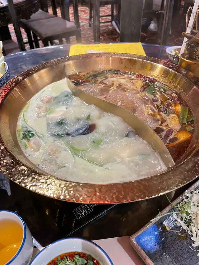 麻辣併皮蛋芫茜既鴛鴦鍋