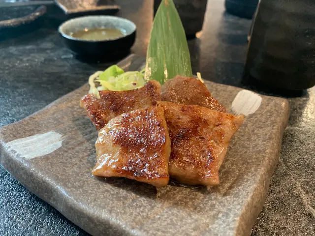 上次在銅鑼灣已經吃過他們的牛舌～
已經超級喜歡💕又香又軟嫩～ 不用沾醬也夠好吃～
能再次吃到實在太幸福了哈哈😆
（而且聽到鄰座的客人說 4件份量剛好
（能淺嚐到 又能留肚子吃 贊呢～