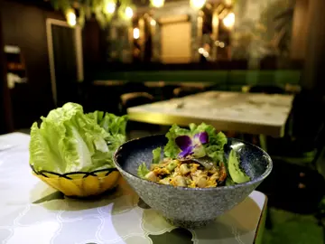 香茅鸡脾菇蛋碎生菜包