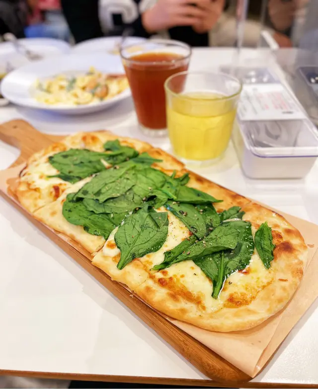 菠菜葉、車打芝士、馬蘇里拉芝士手作薄餅