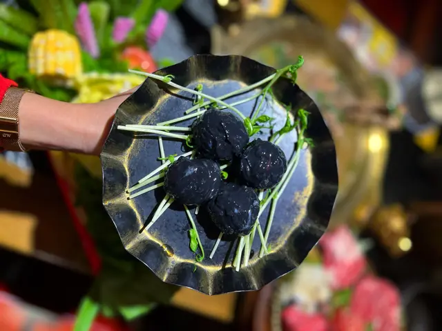 手打鵝肝墨汁墨魚丸 - 四粒