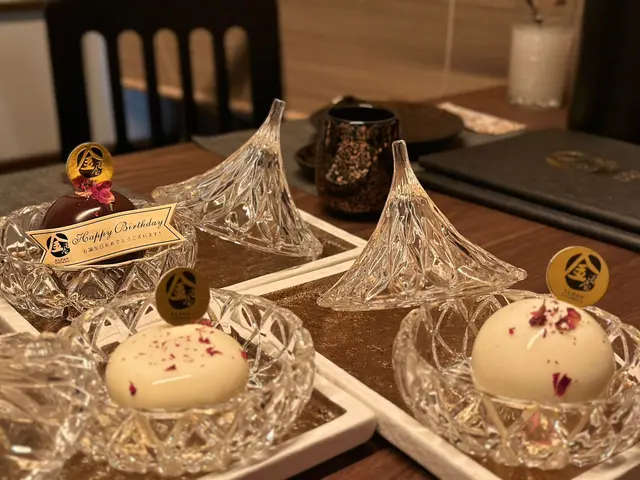 紅豆抹茶蛋糕、柚子慕斯蛋糕、朱古力脆脆蛋糕