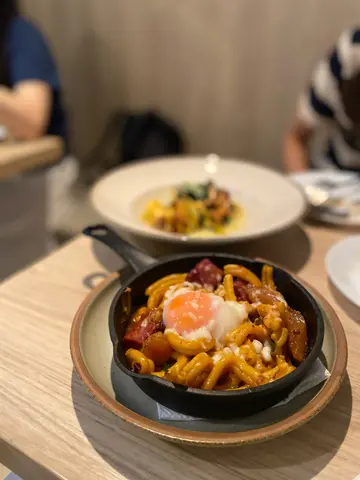 芝士焗麻香双槽粉配牛筋牛脷温泉蛋