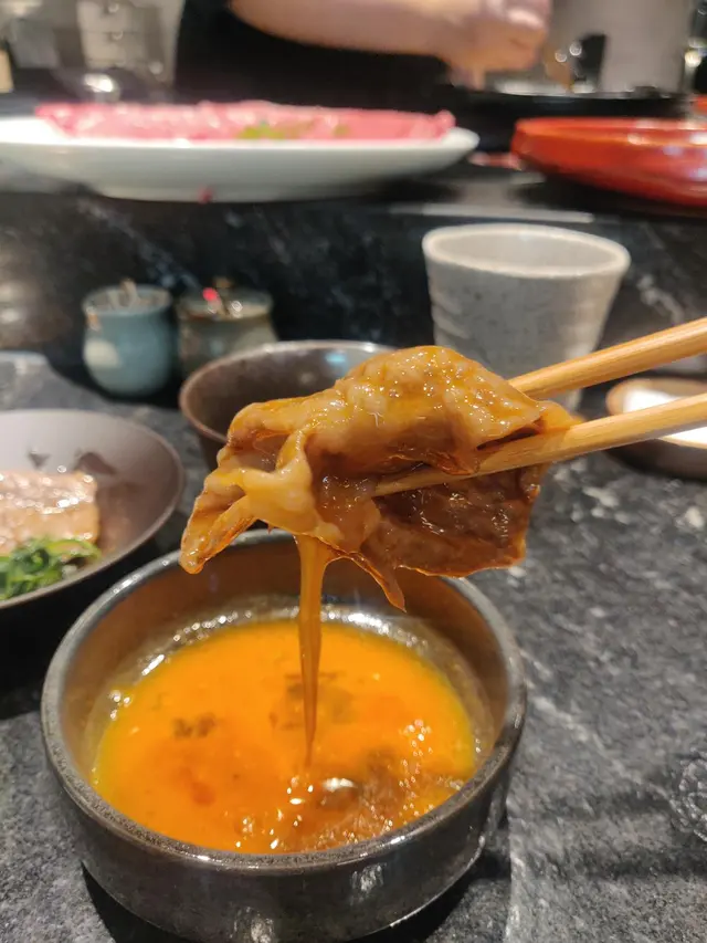 和牛煮好後, 粘上蘭王蛋汁