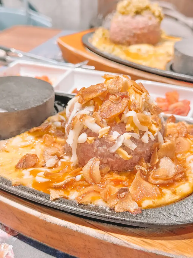 芝士蛋蒜和牛漢堡扒 (中)