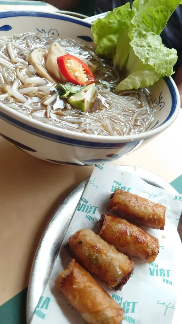 炸豬肉春卷配檸檬扎肉湯檬