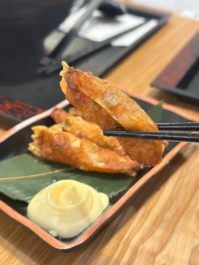 好欣賞呢個蝦卷 外觀好似燕餃 好彈牙入邊有馬蹄,所以更加爽口 好好食👍🏻