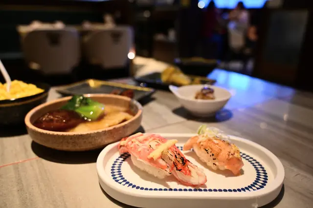 醬燒極尚帝王蟹棒火炙壽司、火炙三文魚腩壽司