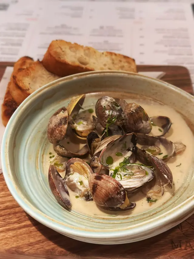 忌廉鹹香濃郁，粒粒洋蔥香蒜增加左香氣同口感，蜆肉新鮮彈牙，就咁食都好好味😋
旁邊配既focaccia烤得香脆鬆軟，點上忌廉汁非常夾～
