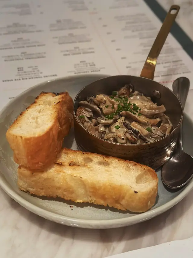 忌廉汁同蜆果個差唔多，忌廉汁同雜菌都係好夾，叫黎做side都唔錯
