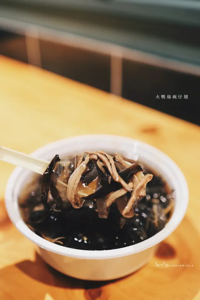 有大量火鴨絲、木耳絲、粉絲等配料，超足料！
