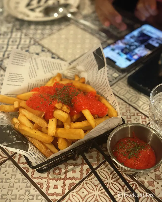 份量幾大，除左薯條上面嘅明太子之外，仲額外有一個小份量嘅明太子比客人，所以唔使驚唔夠xd 