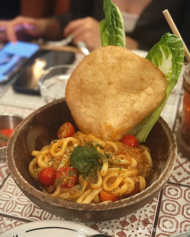 呢個烏冬好野味，不過可能J小編食得辣，所以又唔覺得佢好辣。同樣個塊蝦片feel到係即炸，所以夠晒香口，配埋烏冬汁一齊食好正😝