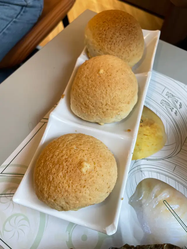 $30蚊3件嘅價錢，但真係好好食
好鬆化嘅包 包住滿滿嘅叉燒
暖暖 又唔會太甜