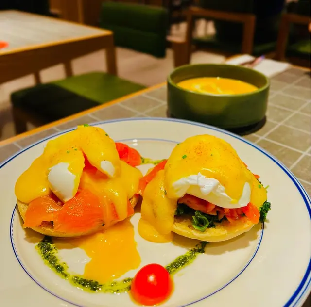 煙燻三文魚班尼迪蛋英式鬆餅