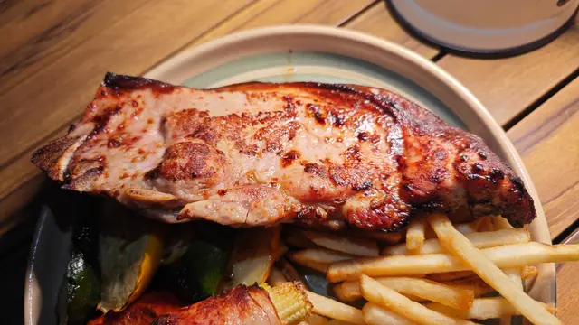 巨型豬扒配薯菜