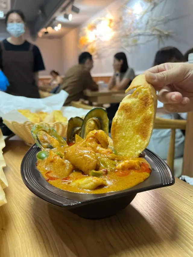 黃咖哩海鮮 $85 （蒜蓉包 加$15）