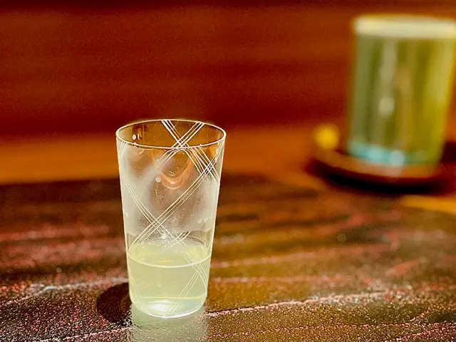 接落嚟就係暖笠笠嘅煮物碗，一邊睇住師傅喺度煮嘅小蕪頭啖湯，🍲就好似蘿蔔一樣，但係最大分別就係更加爽脆同埋水份極飽滿，煮完嘅頭啖湯係零舍鮮味