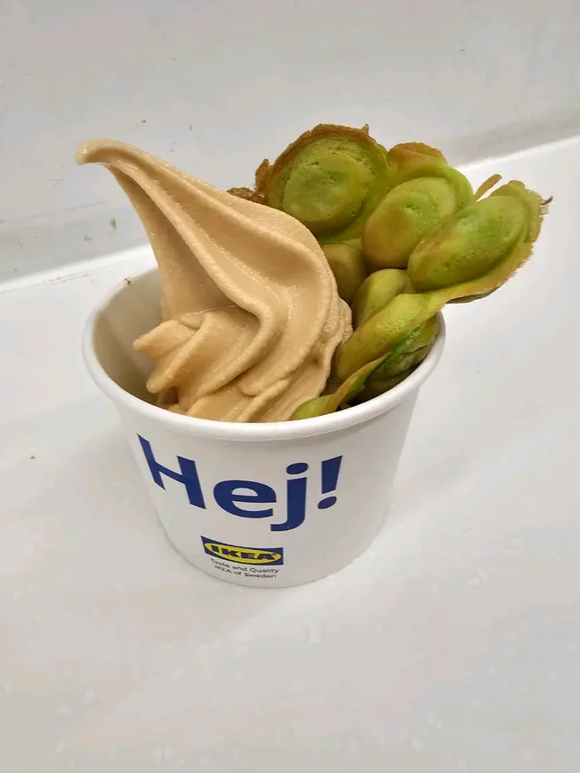 泰式奶茶雪糕配迷你斑蘭雞蛋仔