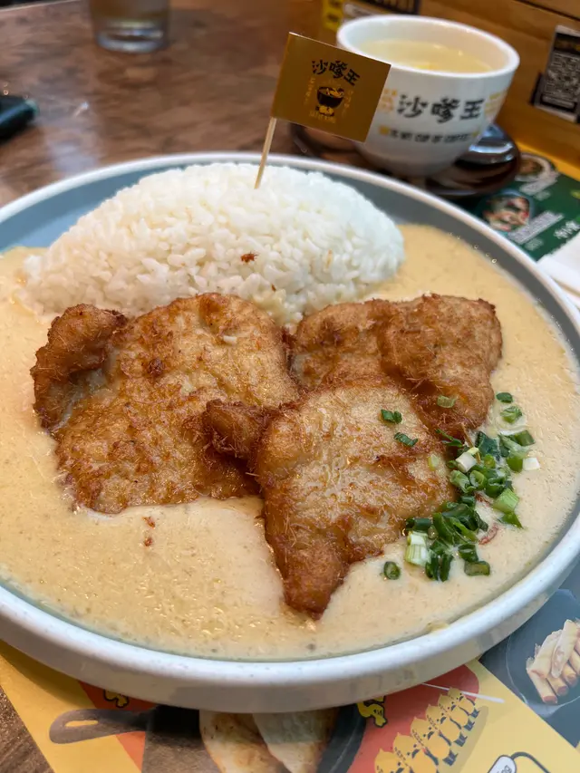 白咖喱香濃而不膩，豬扒即炸熱辣辣，上碟鬆脆。