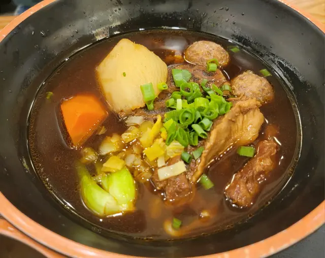 湯底不是濃咸的那種,面底是烏冬,配料中牛𦟌最好,入味又淋身,有膠質