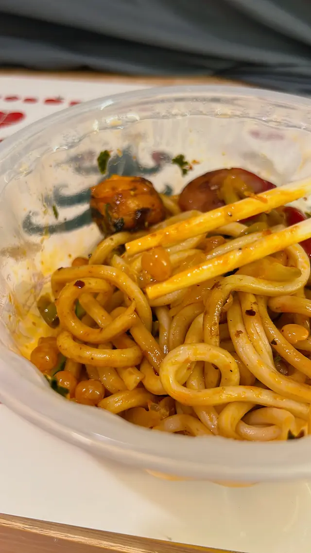 泰式豬頸肉紅布腸麻辣撈烏冬