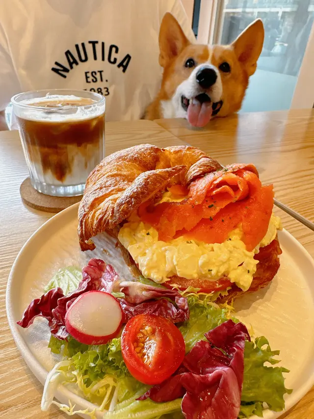 煙三文魚碎蛋牛角包