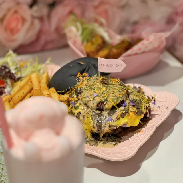 意式黑松露醬炒蛋大啡菇黑炭漢堡