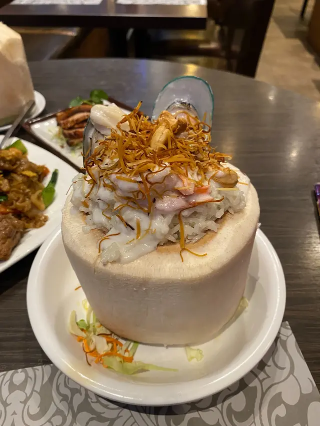 原個椰盅海鮮焗飯