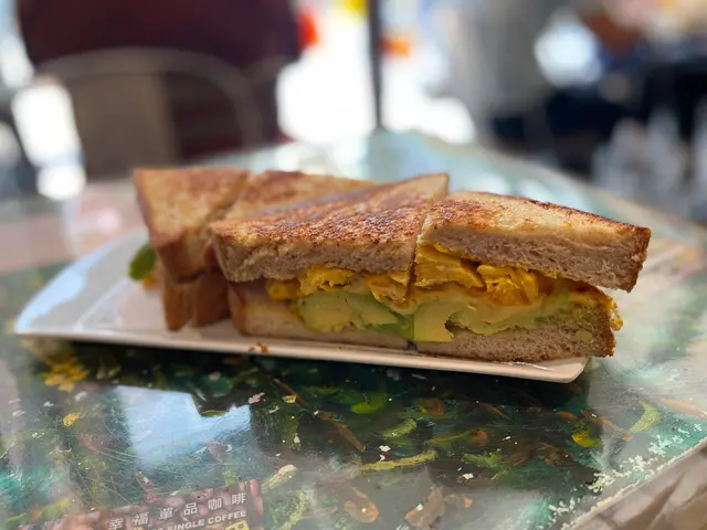 牛油果炒蛋芝士三文治