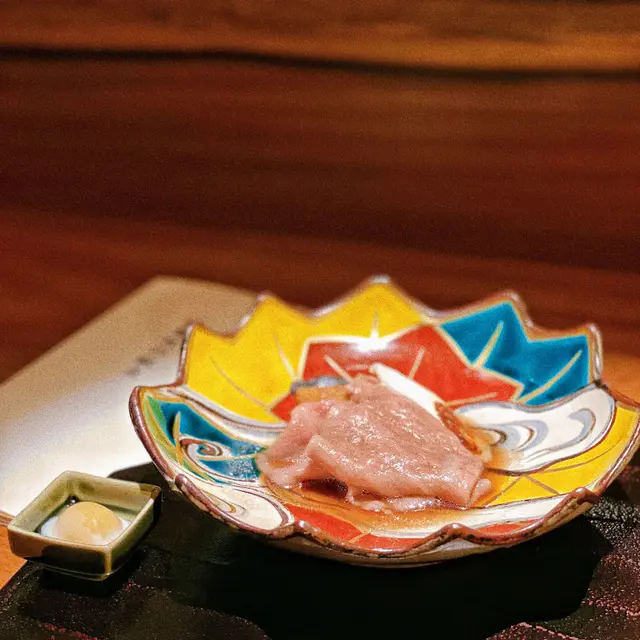 是日和牛係A5宮崎和牛，以shabu shabu 形式煮成，再加入日式燒汁同埋紅酒汁🍷，倒上溫泉鵪鶉蛋，入口先係蛋黃液香，🥚再到和牛油脂香 食多幾啖就有日式燒汁同埋紅酒汁慢慢滲出，香甜美味！🥩