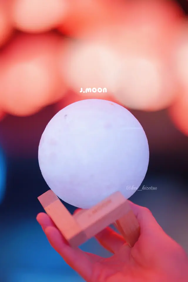 每枱也有月球小夜燈