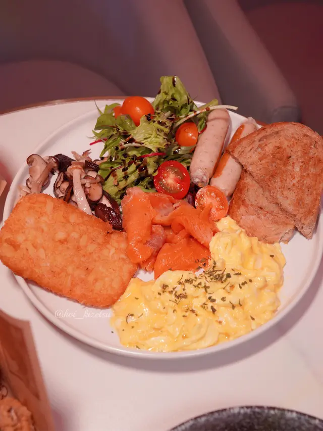 酸種麵包、香滑炒蛋、豬肉香腸、炒蘑菇、煙燻三文魚、薯餅、櫻桃番茄、黑醋沙律