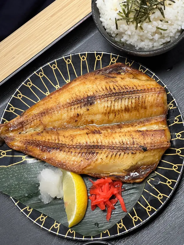 想不到在這𥚃也能吃到 日式烤魚感（居酒屋🏮燒烤
但又不是乾柴的 反而還有點油在上面的～～軟軟 皮脆
（旁邊大部分客人 要不吉列厚切豬扒；就是燒魚們🤤
