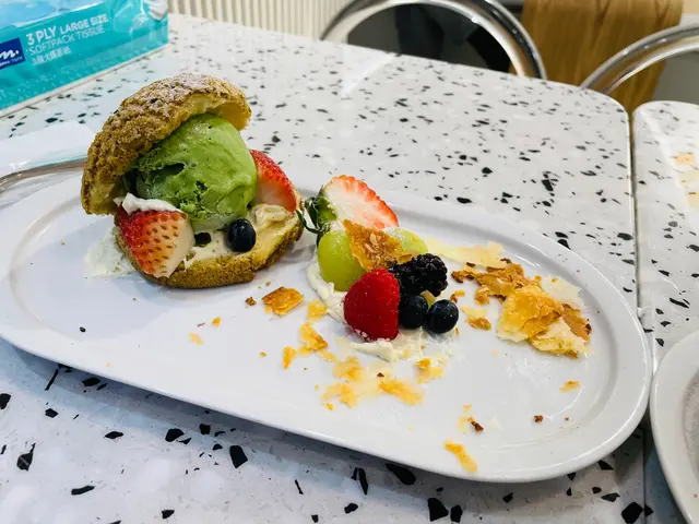 世一菠蘿麻糬泡芙配綠茶雪糕