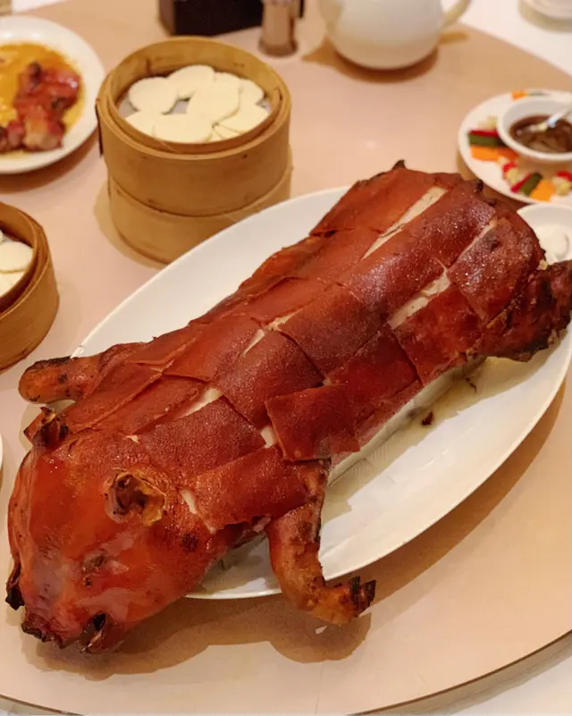大紅片皮乳豬全體