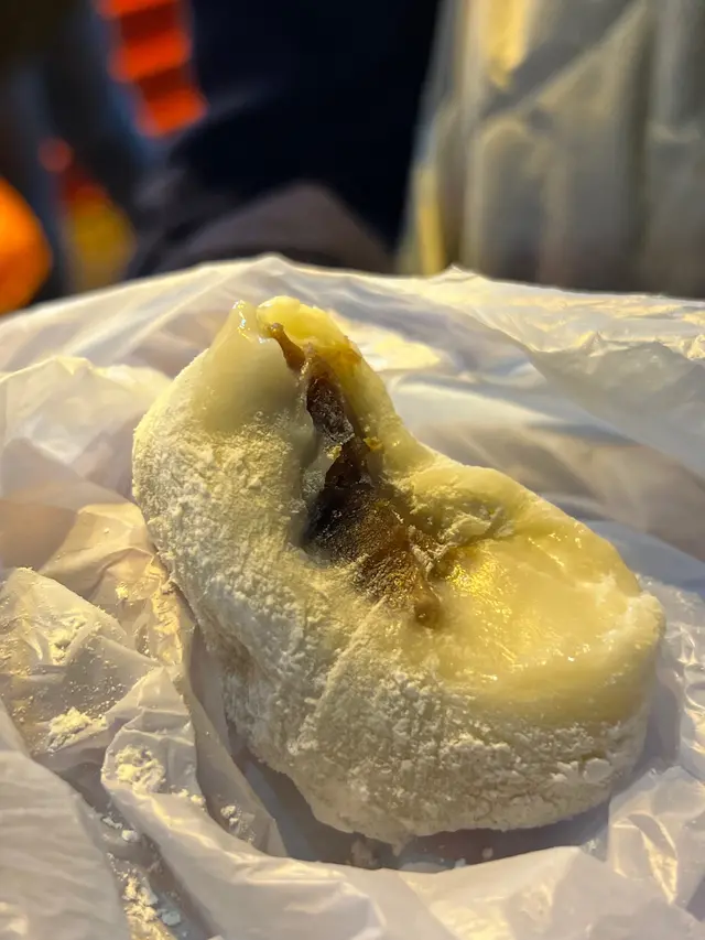 有意外!!他們的豆沙 還滿綿的~~~
而且不甜 紅豆🫘味淡淡的到來
他們的糯米糍 非彈性 非嚼勁
軟軟的 又不黏牙 沒特別喜歡糯米糍的 也會想吃😋