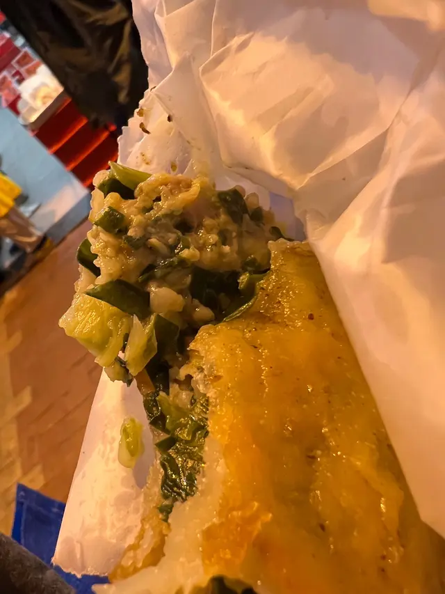 好香好香 人一直就為了這香味離不開 一定要買一個吃
姨姨一直煎 也沒停過手 但不用一下下 就賣光了
吃後 也懂為什麼能成為名店 成為荃灣必吃之店~
皮不厚 煎得脆脆 每口都是肉 都是韮菜
吃過一口後 即便好燙 也想繼續一口又一口的吃下去