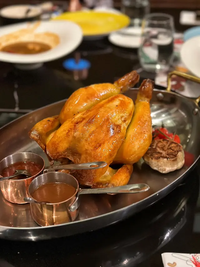 招牌烤原隻蒜香有機玉米雞