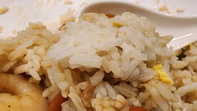 福建炒飯的飯底是用普通白飯加少許炒蛋碎假裝成炒飯。