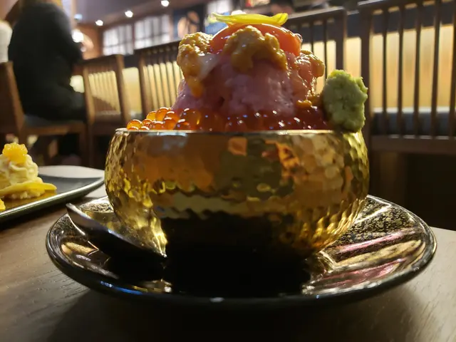 金丼。月見海膽三文魚籽拖羅蓉