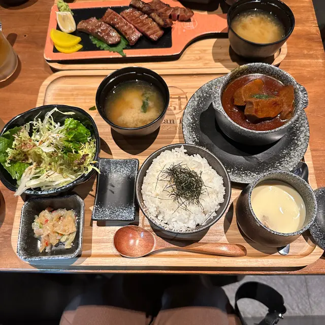 紅酒汁煮牛舌定食