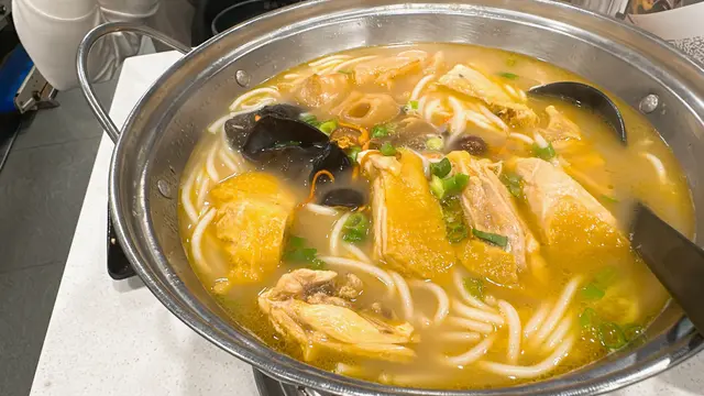 湯底帶有酒香,加上紅棗,蟲草花,木耳等,感覺很滋補~
花膠有2至3大塊,雞件有6-7件,都算幾抵食!