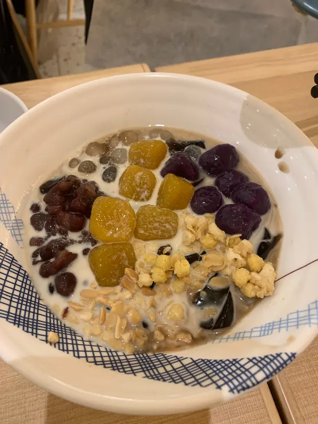 芋圓硬啲 但其他料幾好 有蒟蒻有花生脆脆加分