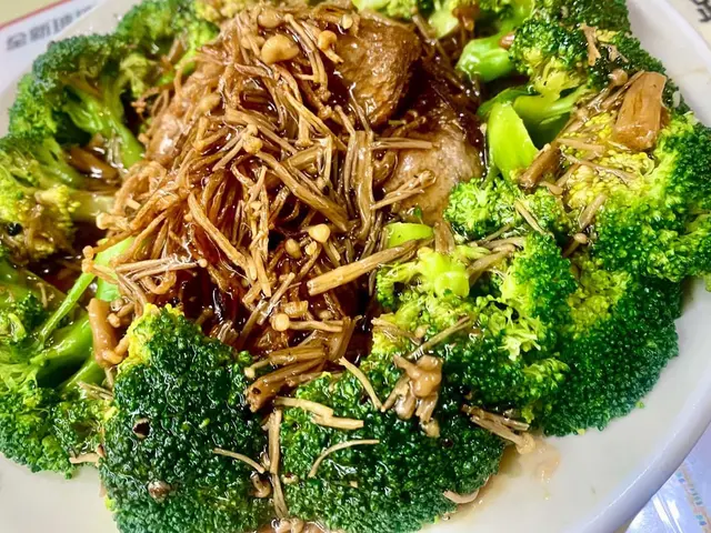 西蘭花金菇肥牛