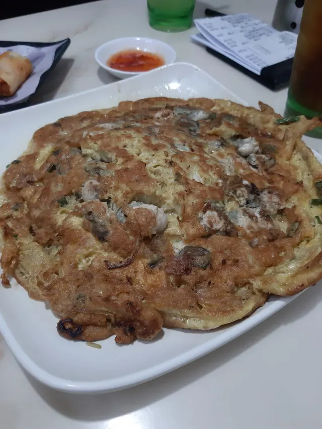 極大個蠔餅上枱! 侍應哥仔都話我哋兩個人會食唔曬...真係無諗過咁大餅!!! 欣賞佢有好多蠔仔, 不過真係要襯熱食, 一凍左就好油了～