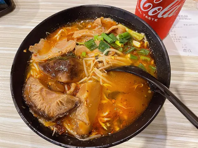 酸辣小鍋米線配秘製腩肉冬菇王 , 中辣