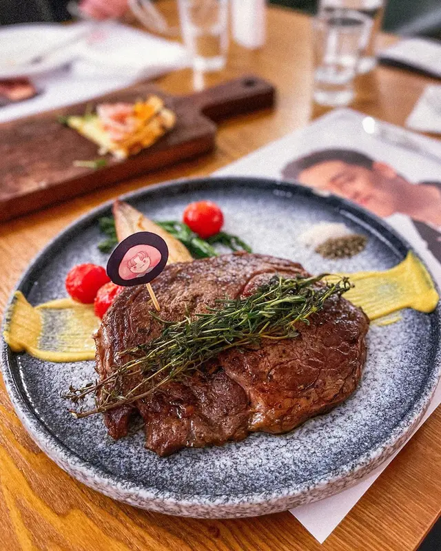 香煎紐西蘭肉眼扒配精選雜菜及法式芥末醬