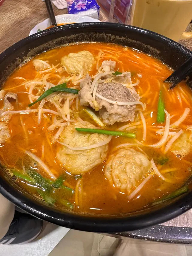 4片肥牛加4塊魚腐,少少沙嗲湯味,不過好重公仔麵味精味!