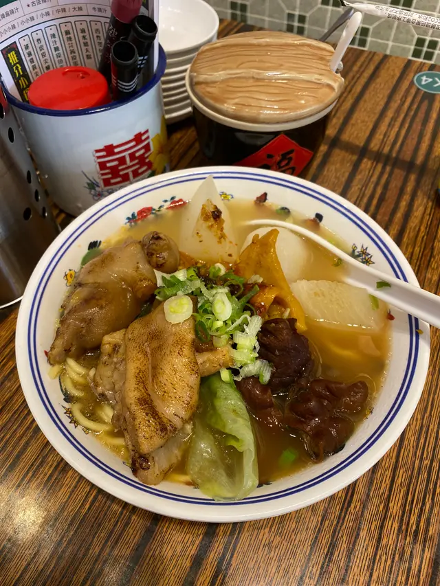 配料:沙薑豬手,豬大腸,咖喱魷魚,蘿蔔
湯汁:金牌麻辣汁,古法辣汁
豬手清理得好乾淨
帶帶有香香嘅薑味道
新鮮豬大腸加上秘製滷水汁
味道甘香沉厚,芳香四溢,又無腥味
魷魚份量比較少
咖喱味甚少,比湯底溝淡晒
另上會比較好
蘿蔔鮮甜好腍又無渣